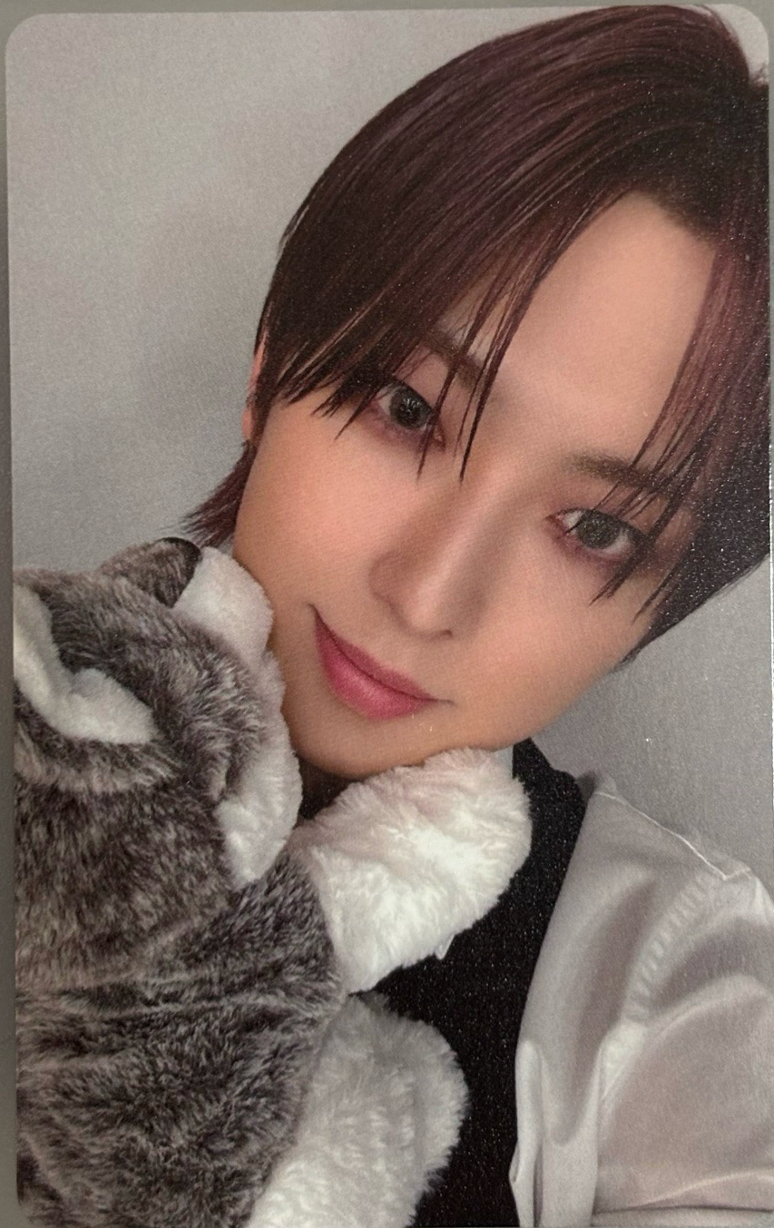 跟迷你哈士奇合照