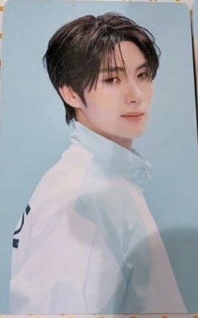 英宰藍底絕美側臉官拍