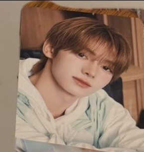 韓振靠桌子官拍