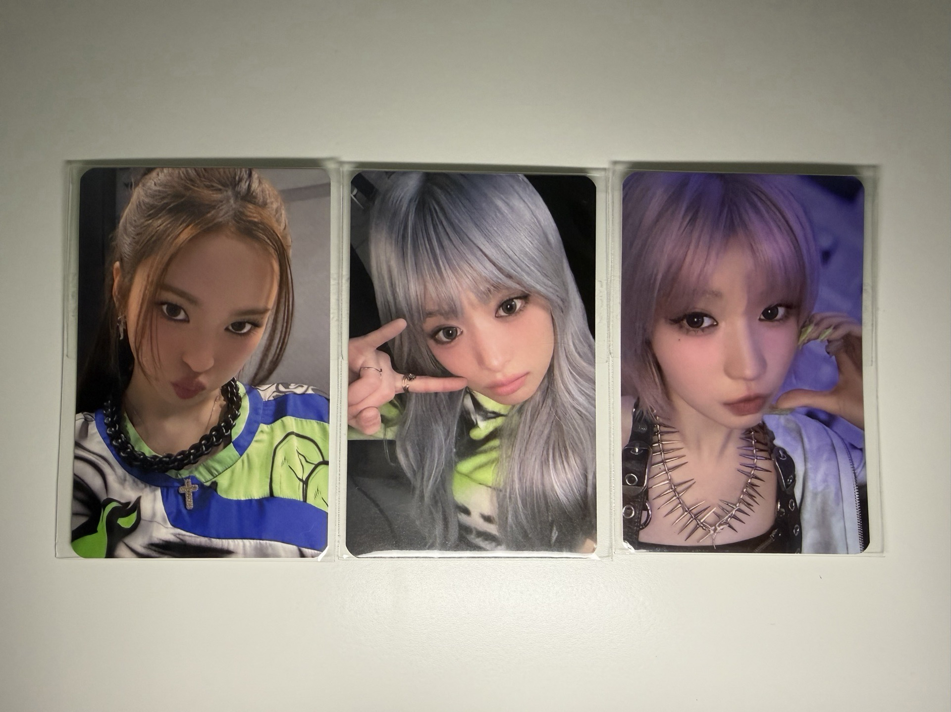 WE GO UP 粉球吊飾 小卡