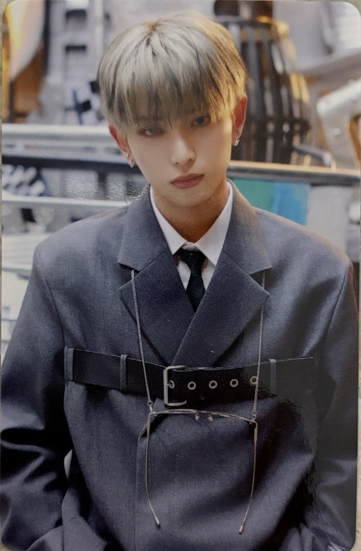 眼鏡掛在脖子上