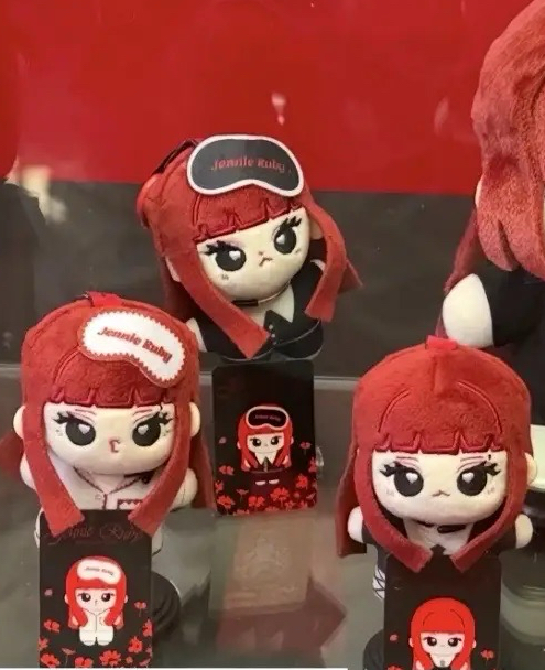 JENNIE 上海快閃「毛絨吊飾」