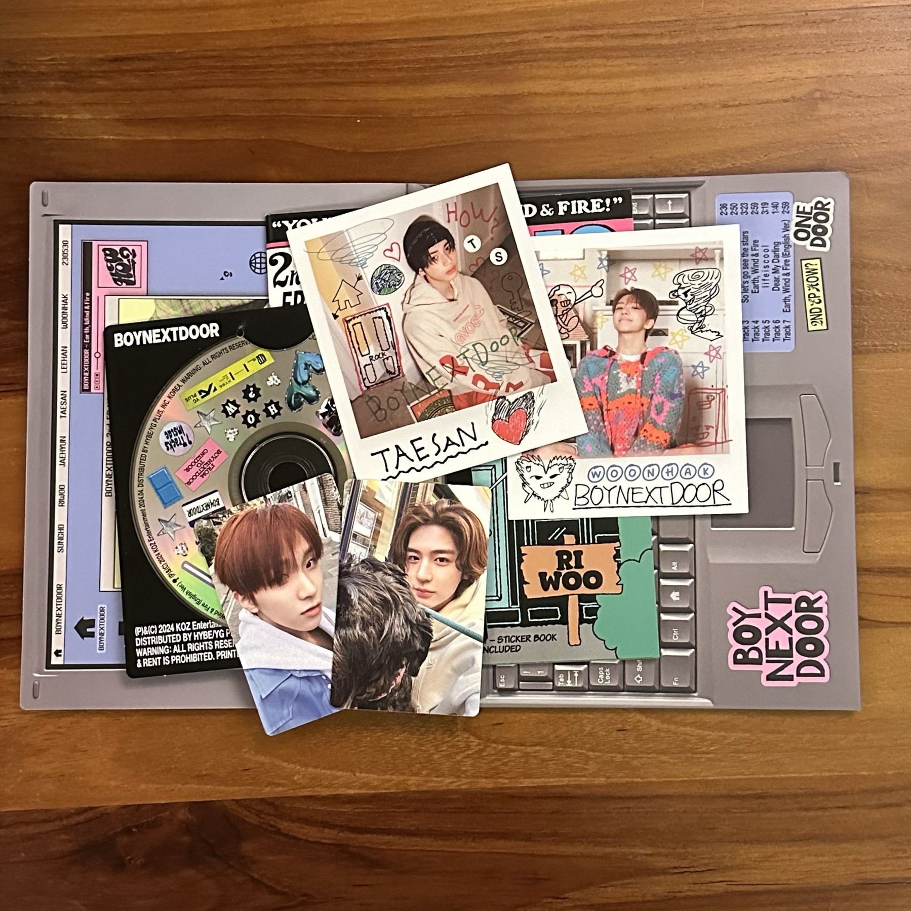 2貼紙本+46拍立得+56小卡