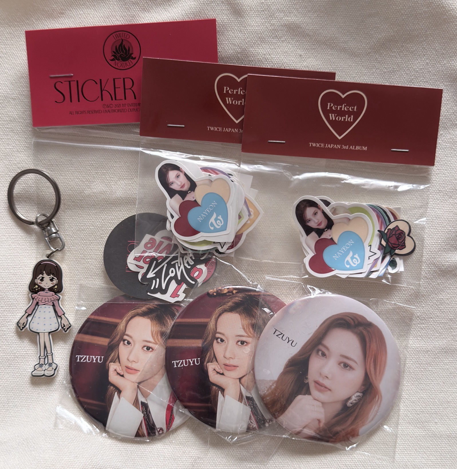 (現貨整圖 一日內寄出）twice 日周 子瑜 徽章 momo 吊飾 貼紙