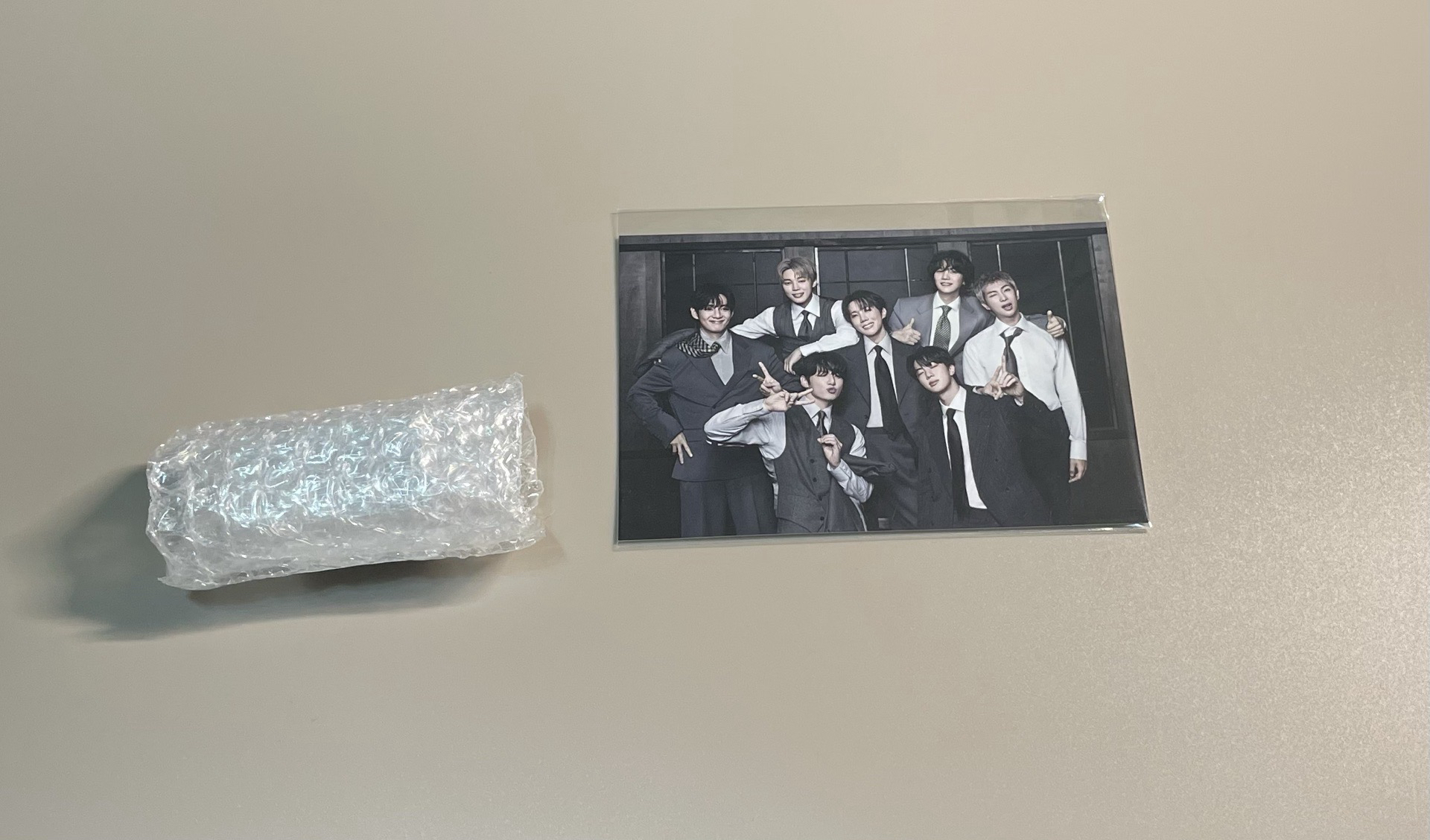 BTS - ARIRANG 預購官網特典 團體印刷照片立牌1款 團體照片+底座