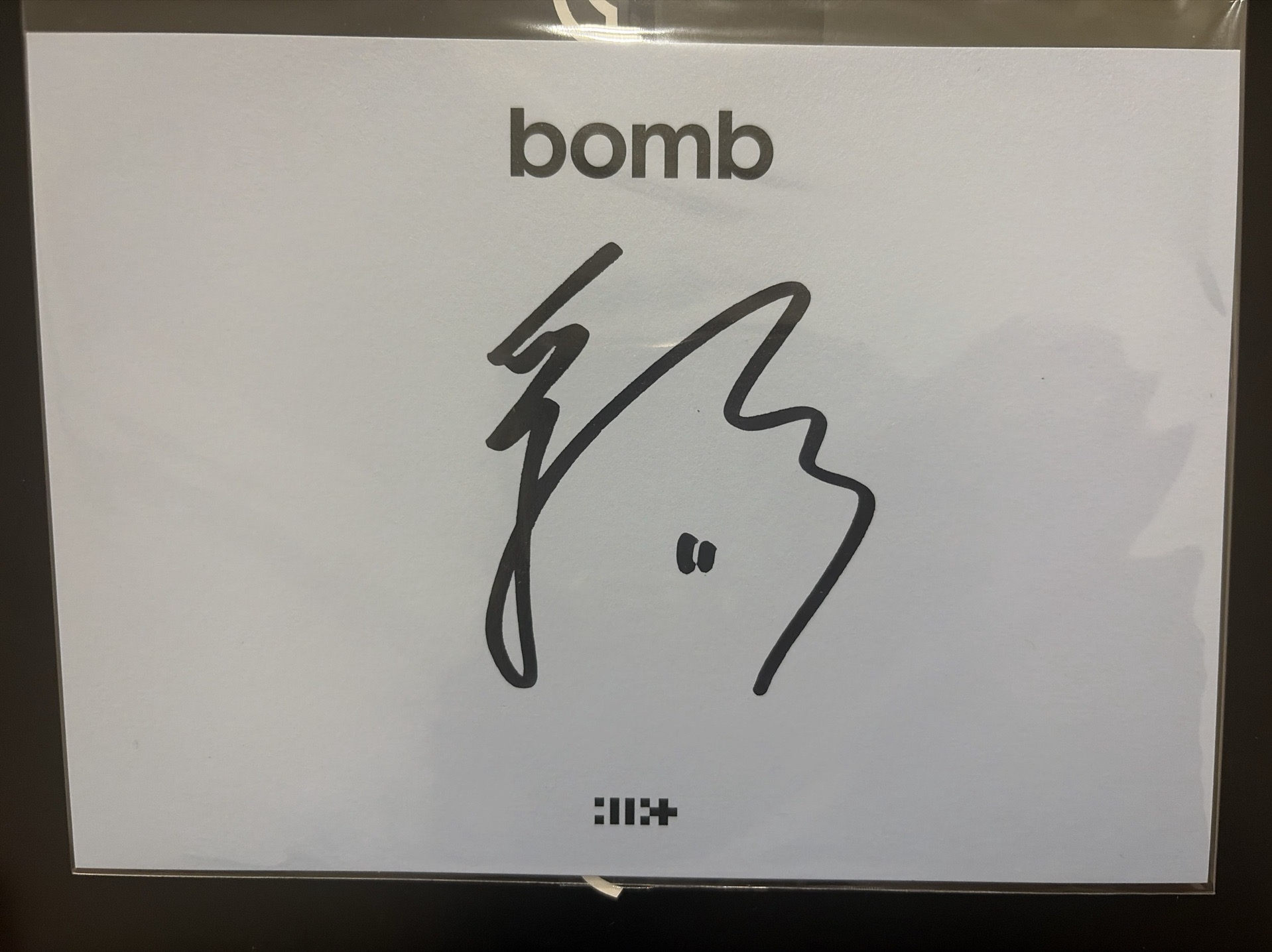 Illit 迷三彩羽親簽