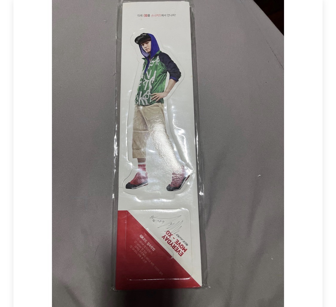 KOLON SPORT EVERYDAY MOVE-XO  Chen 金鍾大 立牌