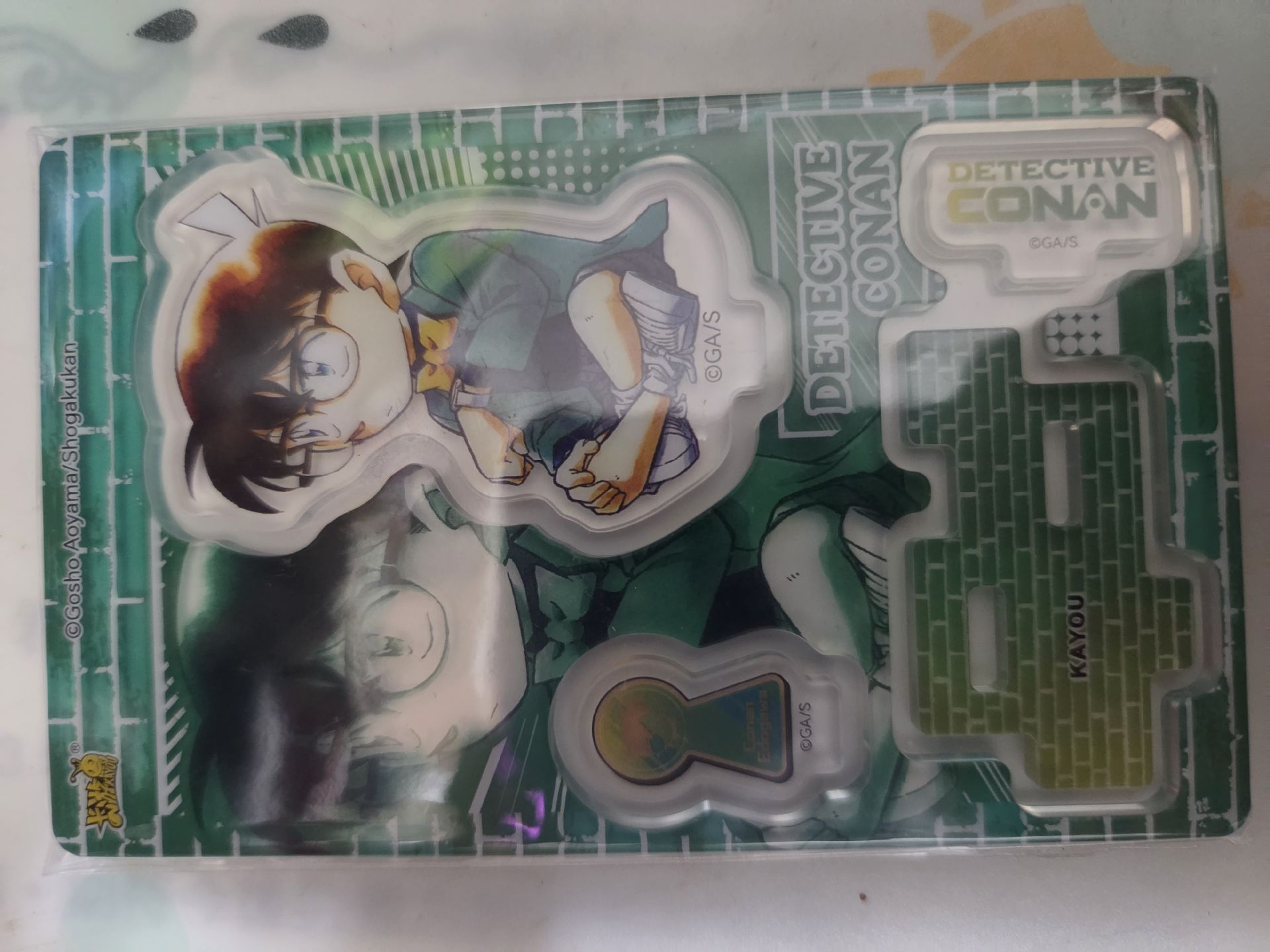 綠色柯南坐地上