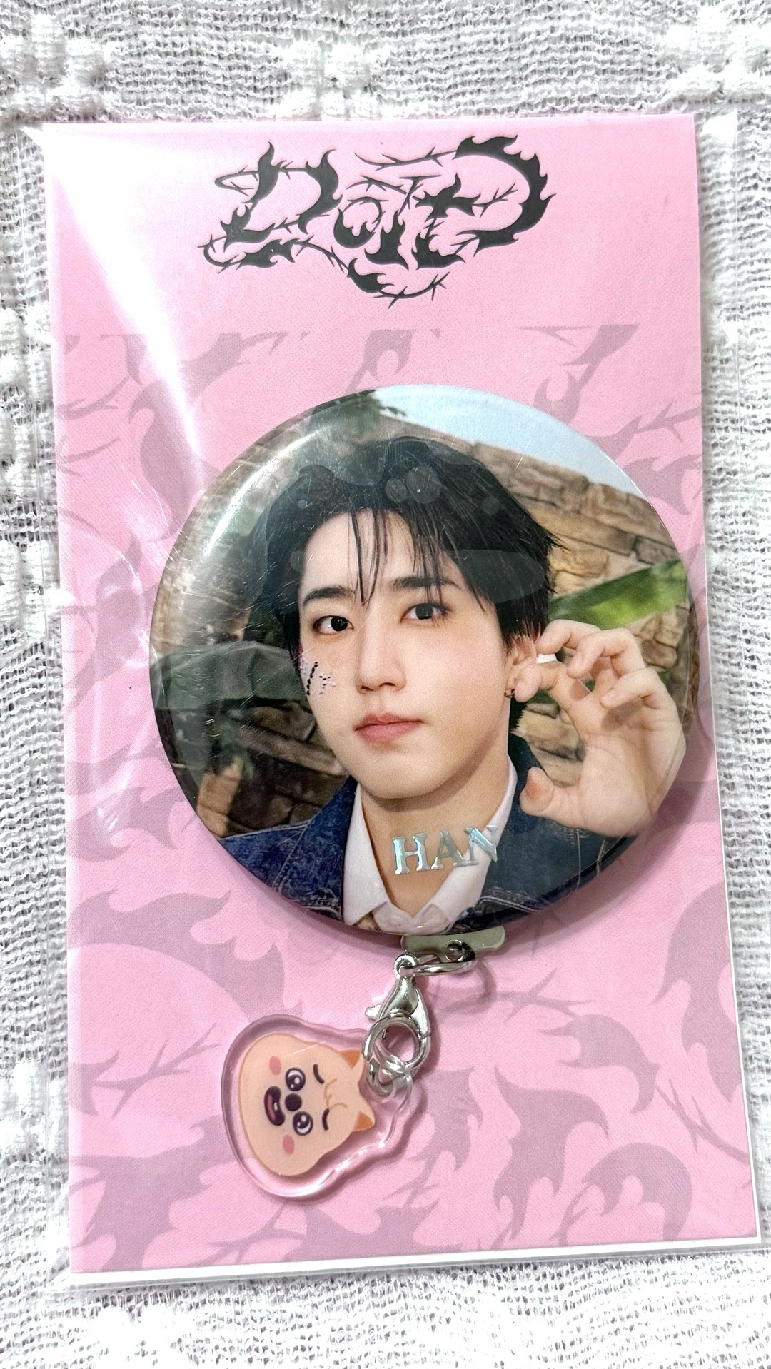 韓知城+闊卡 徽章