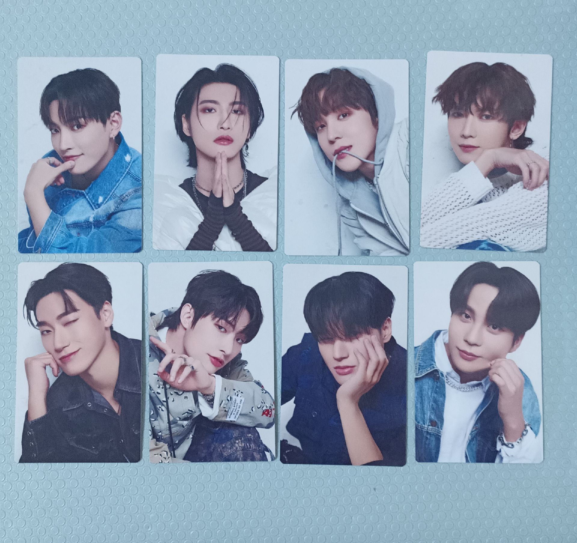 ATEEZ 日專NOT OKAY FC特典 有2套 有一套的旼榮鍾邊邊有廠損(參考圖3/4) 不介意再買