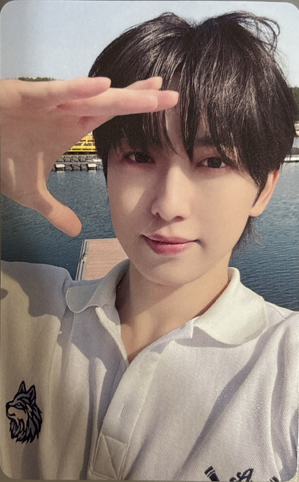 遮陽，右邊頭髮呈現貓耳（實體超好看）