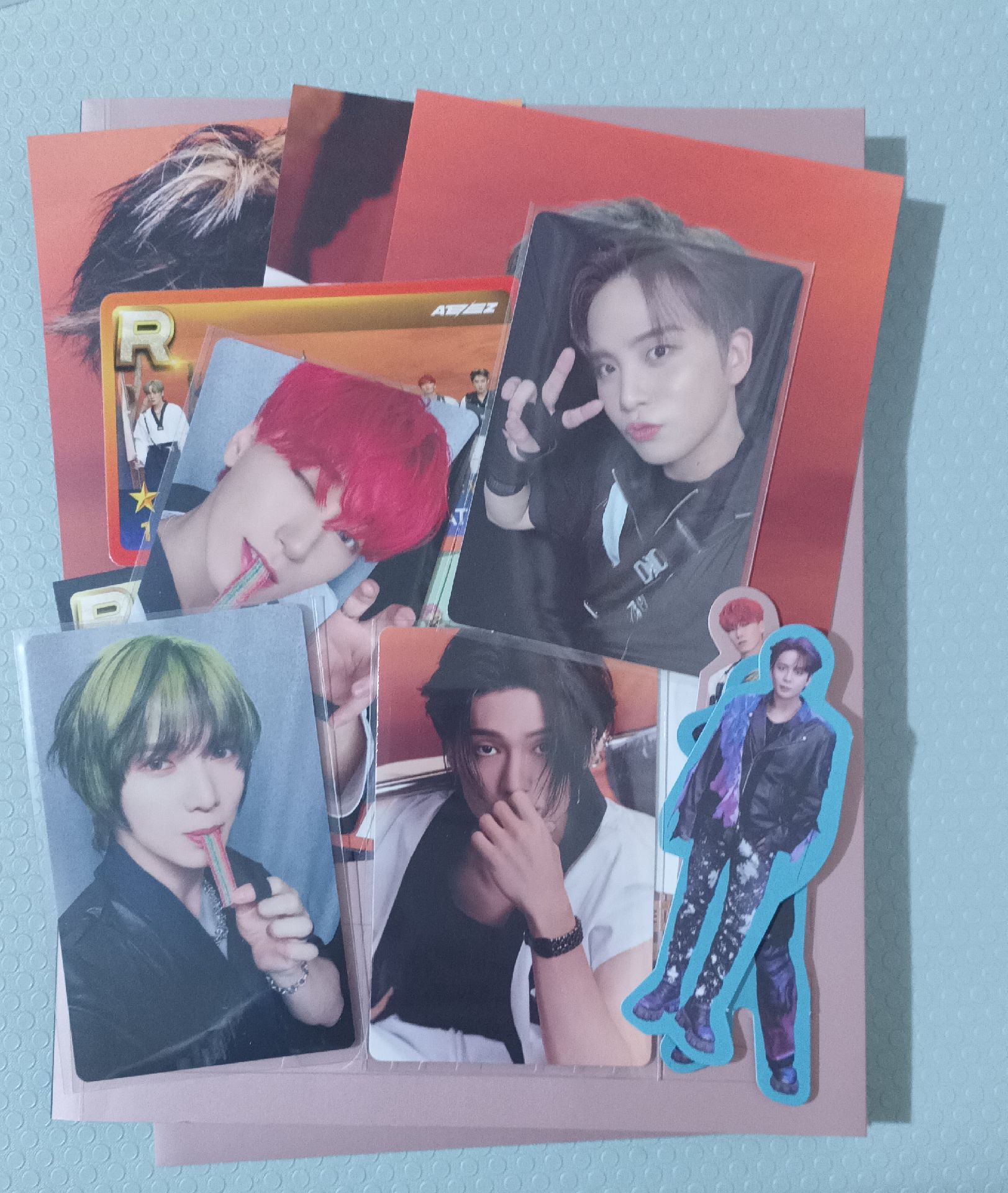 ATEEZ 泡泡糖傘尚 整圖售 含專輯 傘有不過臉細微壓痕(如圖3) 其他配置如圖4