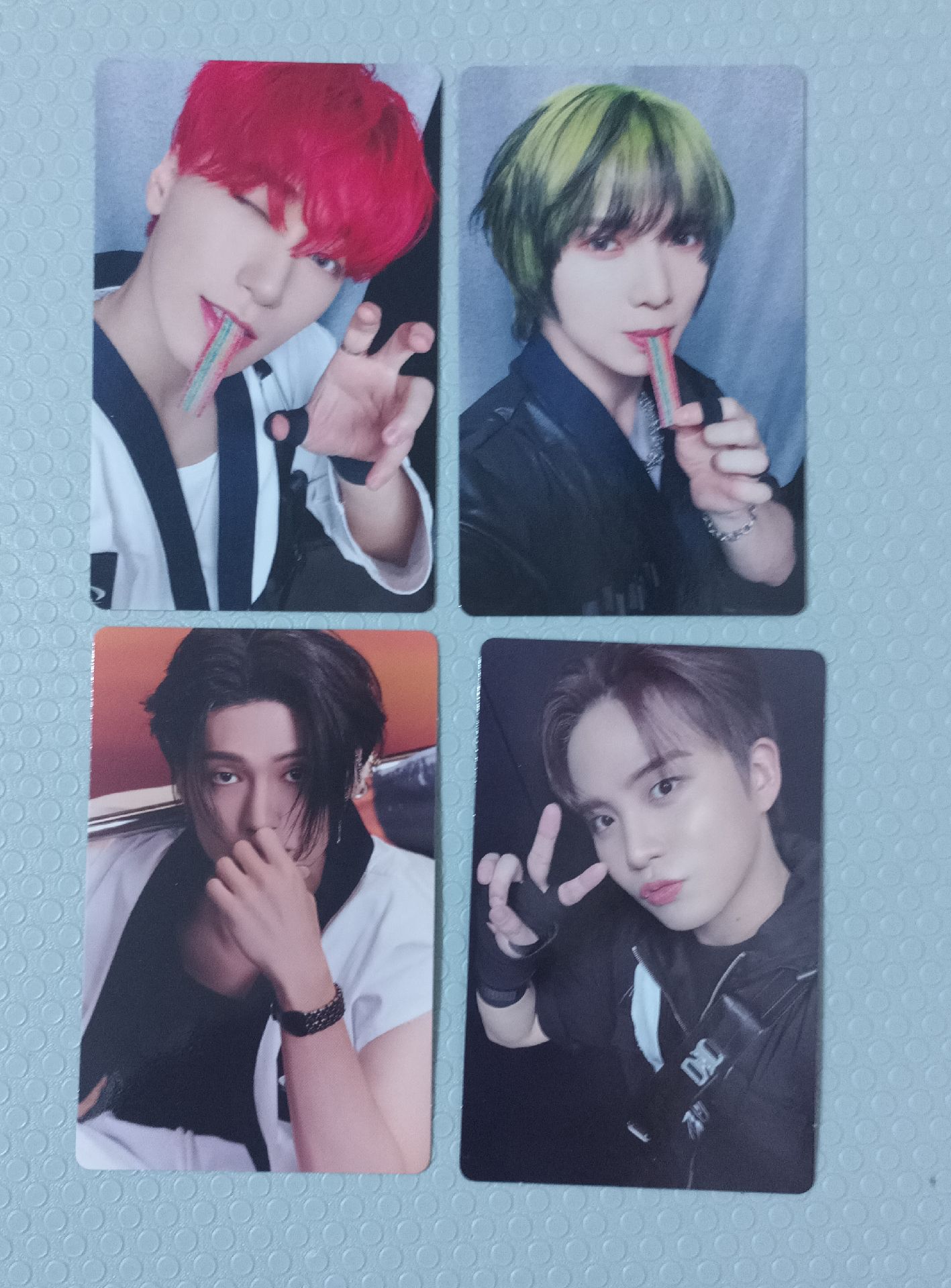 ATEEZ 泡泡糖傘尚 整圖售 含專輯 傘有不過臉細微壓痕(如圖3) 其他配置如圖4