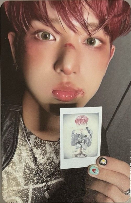 😗拿著拍立得自拍