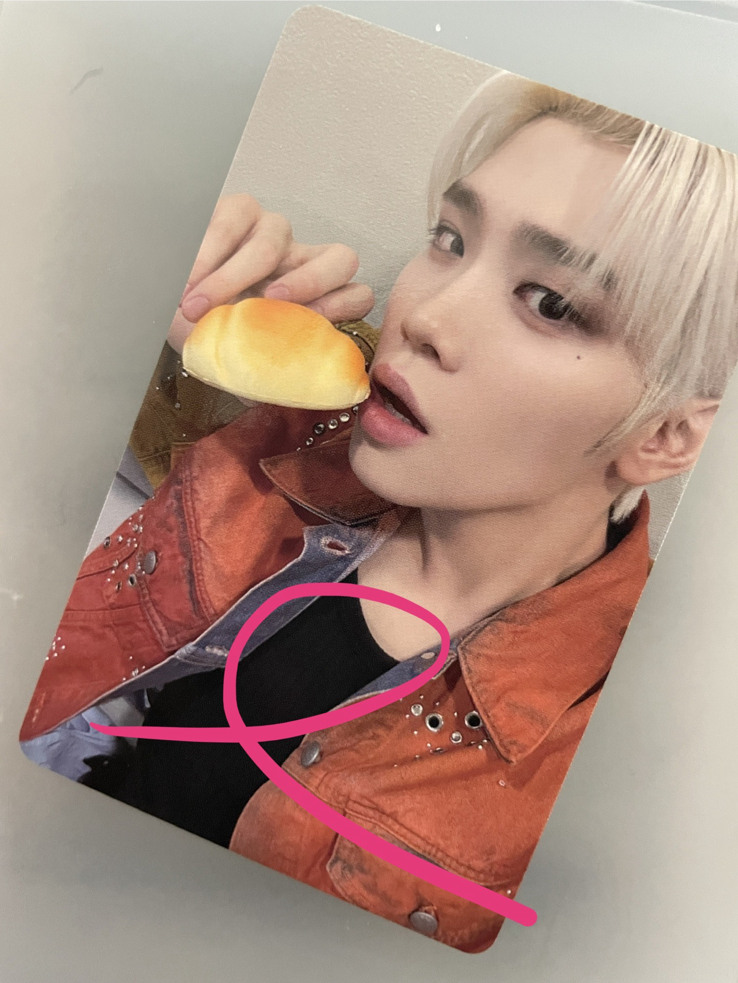 ZB1 吃麵包 咬麵包 麵包好吃