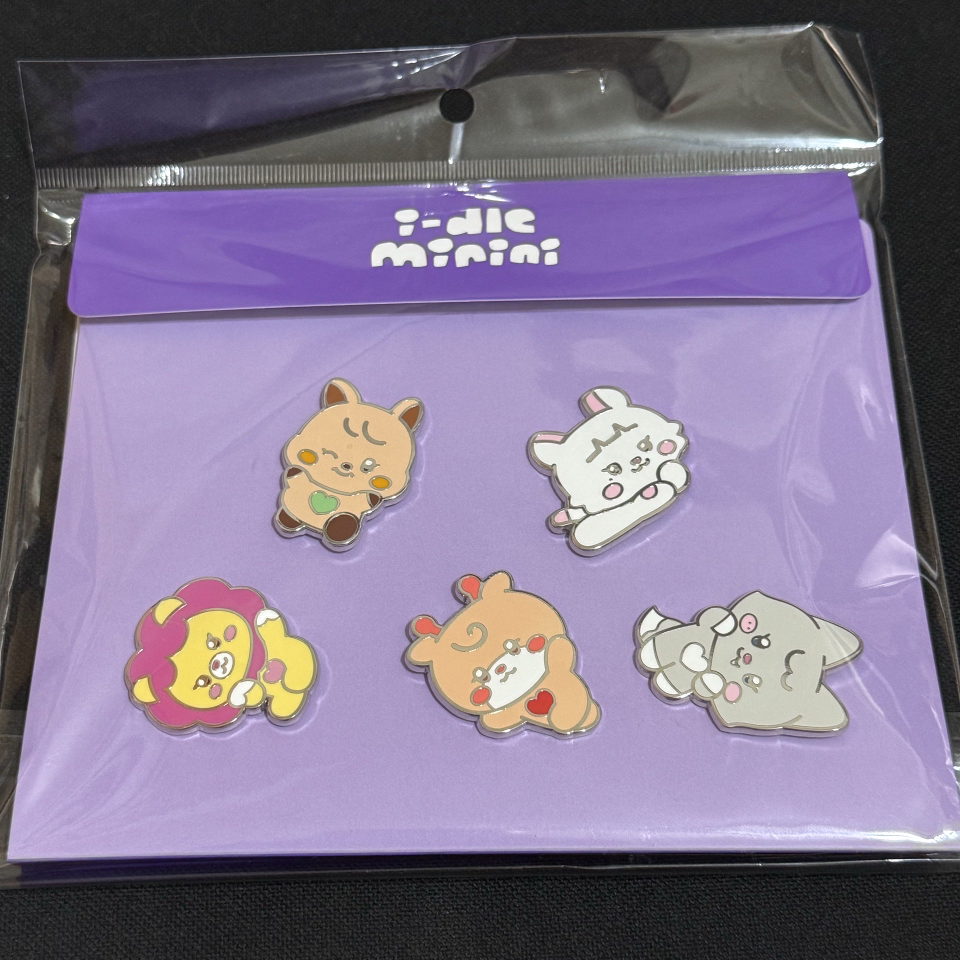 I-dle展覽 金屬徽章