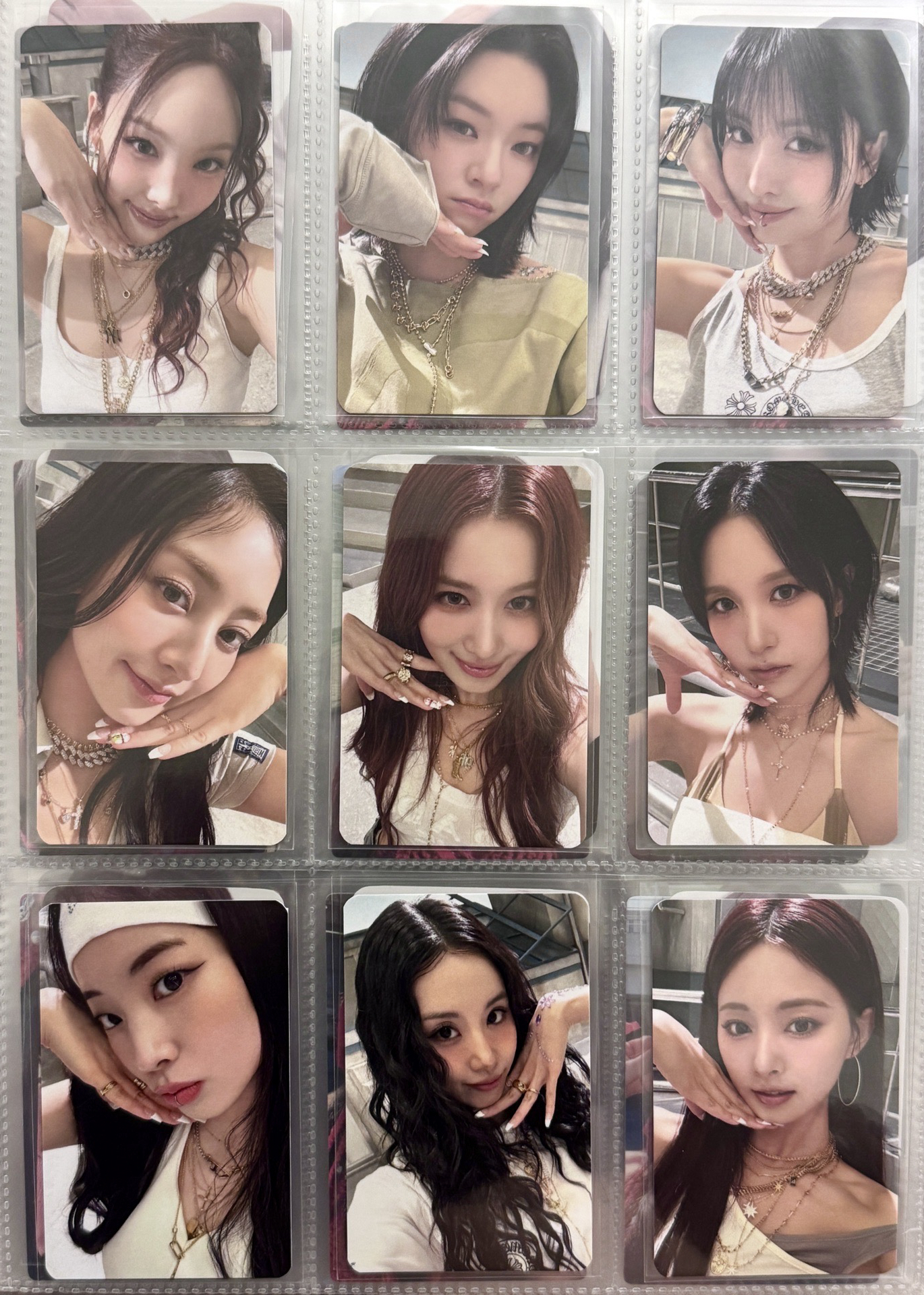 This is for 白衣捧臉幸運卡 全部成員一套