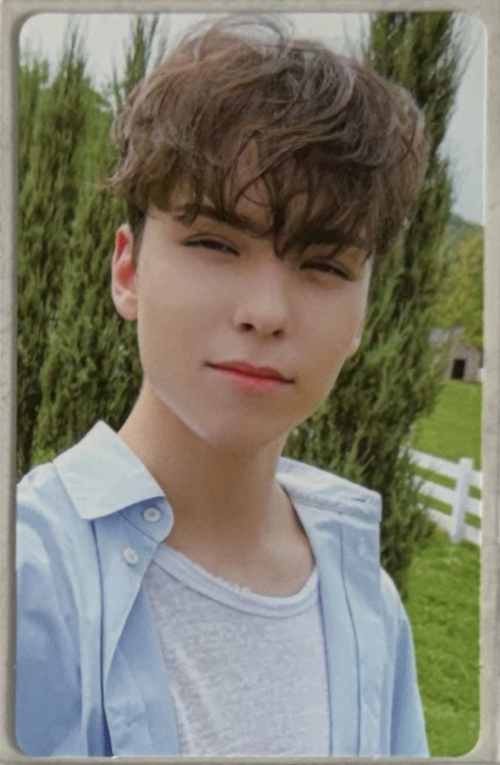 瞇瞇眼藍色襯衫