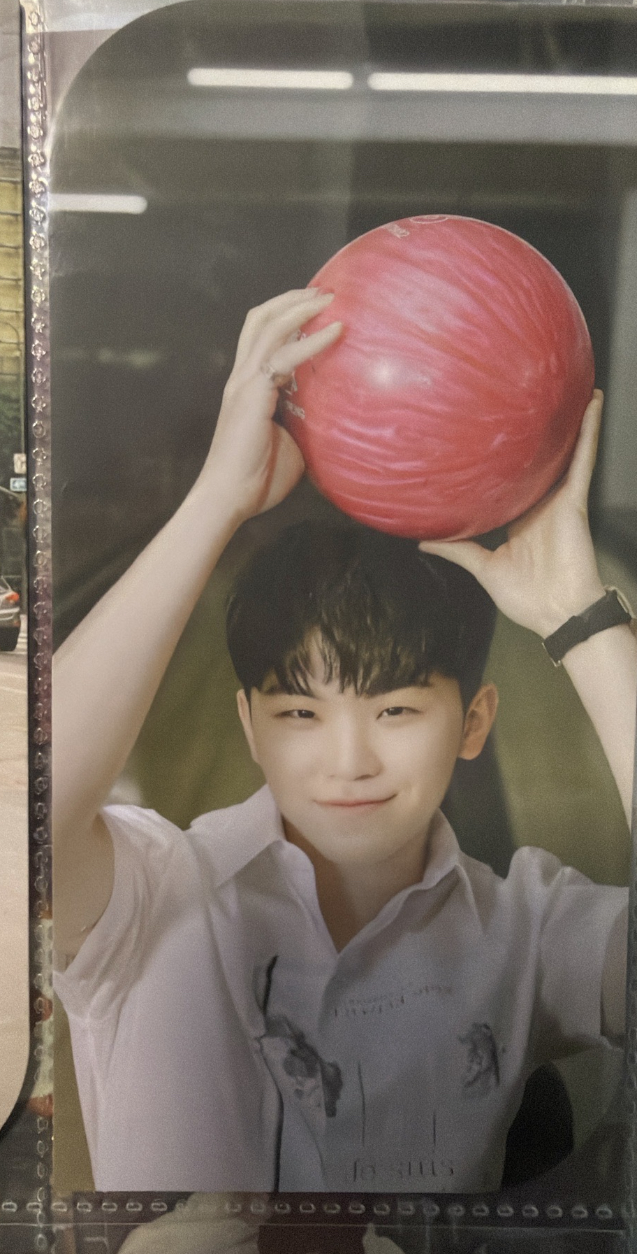 他是把保齡球拿頭上嗎勳