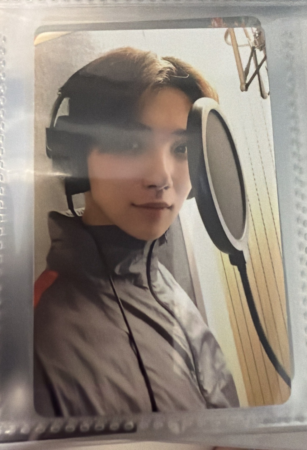 洪·麥克風根本沒調·知·只是擺拍·秀