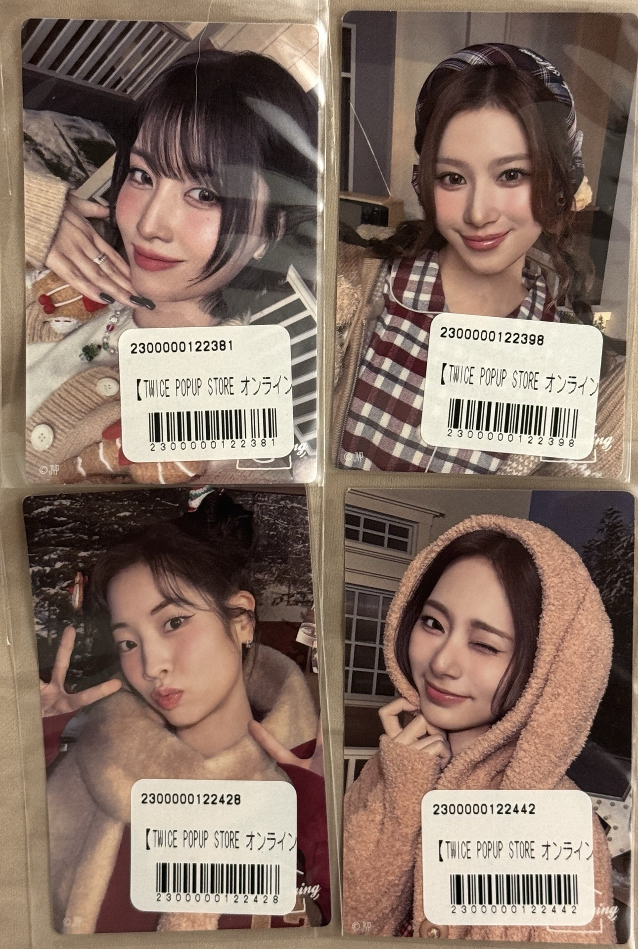 This is for 白衣捧臉幸運卡 全部成員一套