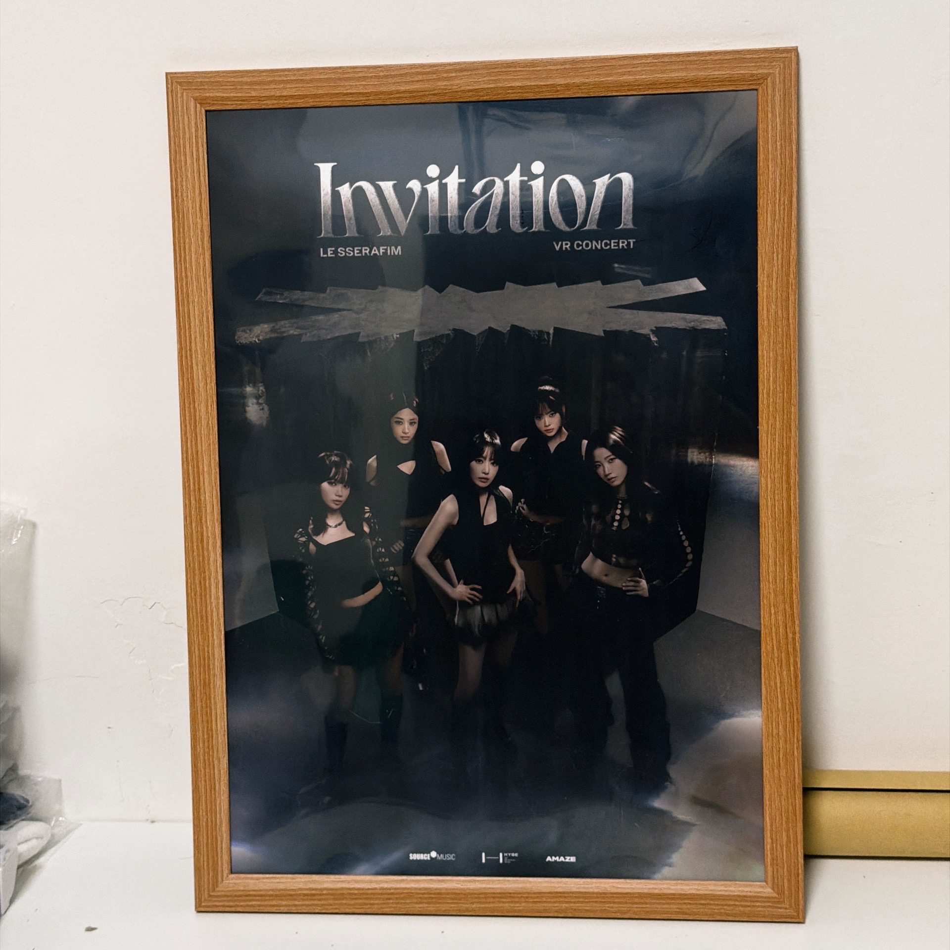 含海報框 le sserafim 電影海報