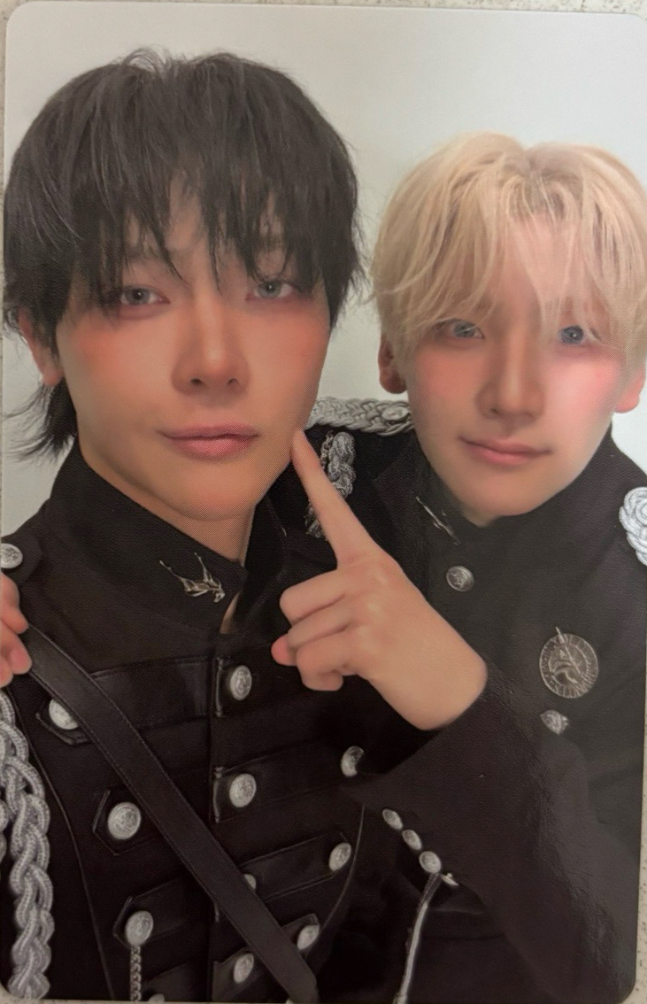 大貓被小貓戳臉