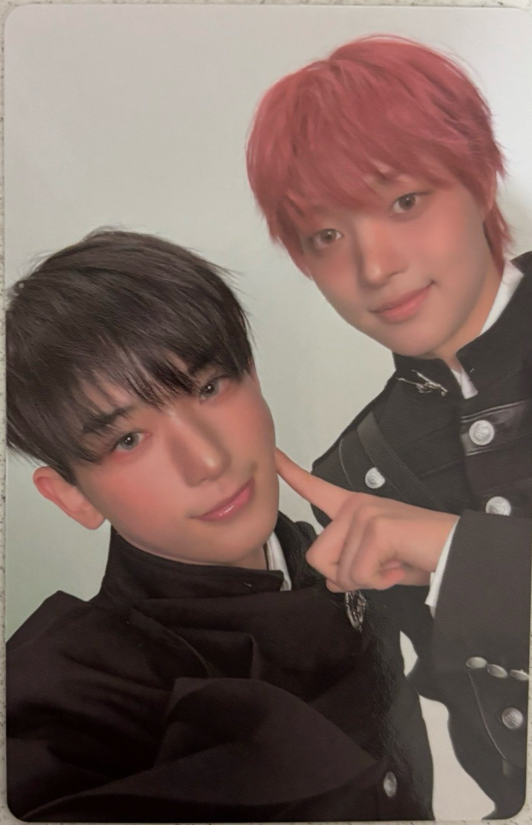 波妞輕輕戳兔子的臉