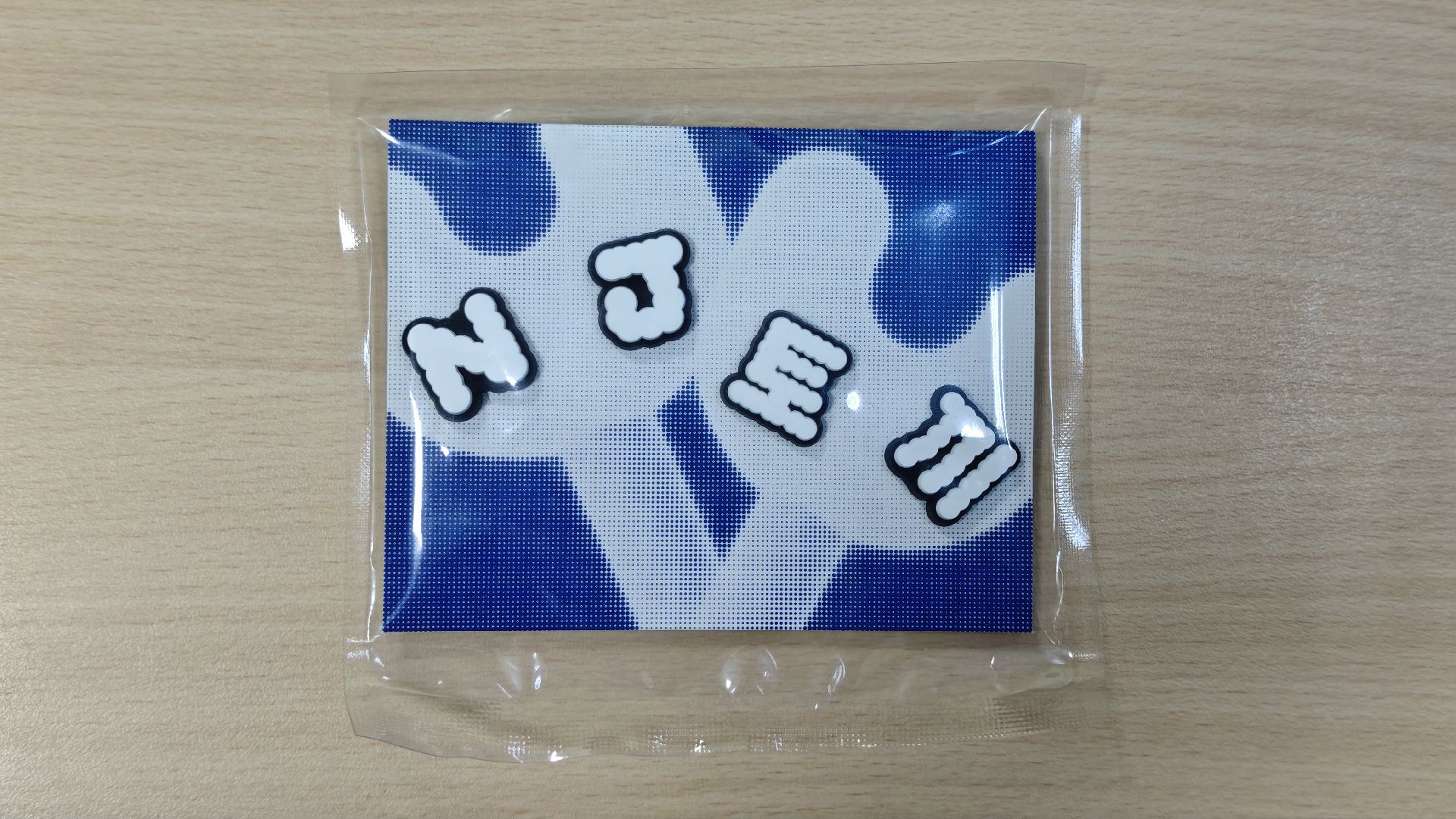 【全新未拆封】NewJeans 應援手燈 (可用優惠價加購手燈裝飾扣)