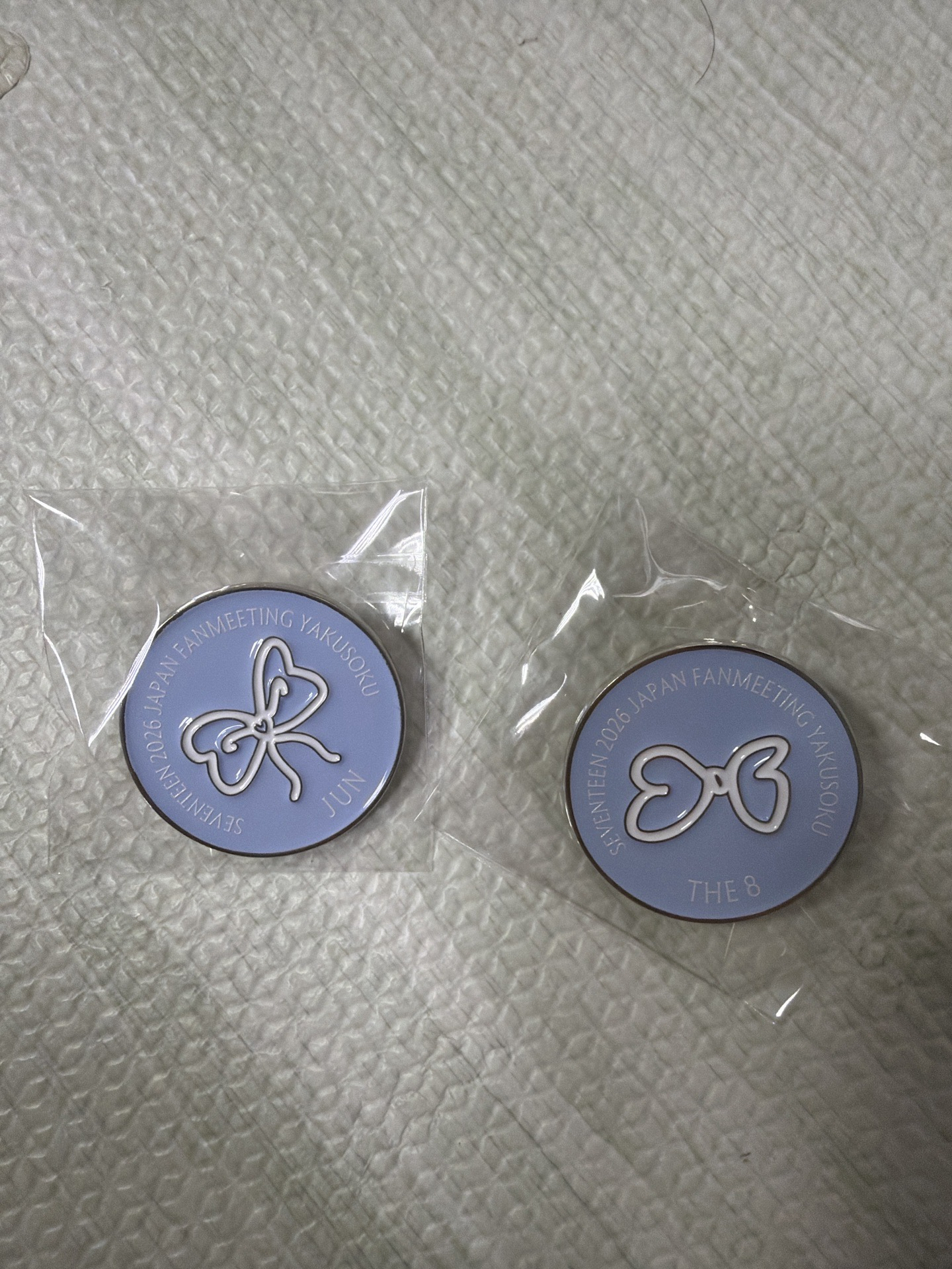 SEVENTEEN PIN蝴蝶結徽章