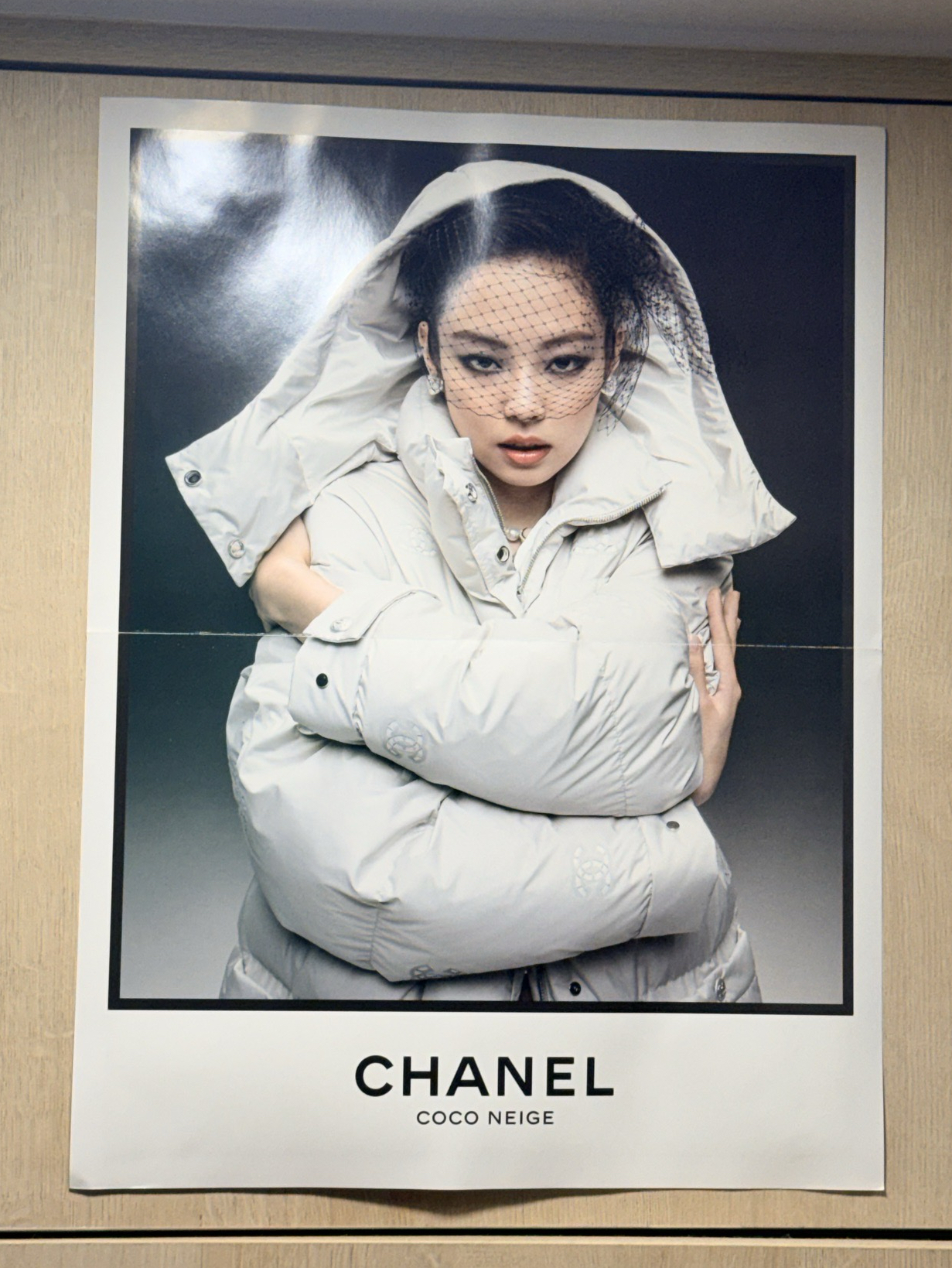 JENNIE CHANEL VIP限定海報書