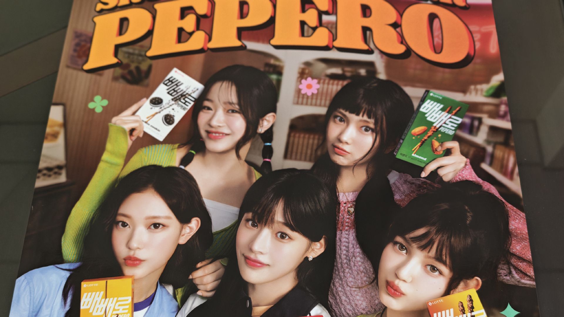 【超稀有！！未張貼過含原紙盒】NewJeans PEPERO 店面用海報(A2尺寸)