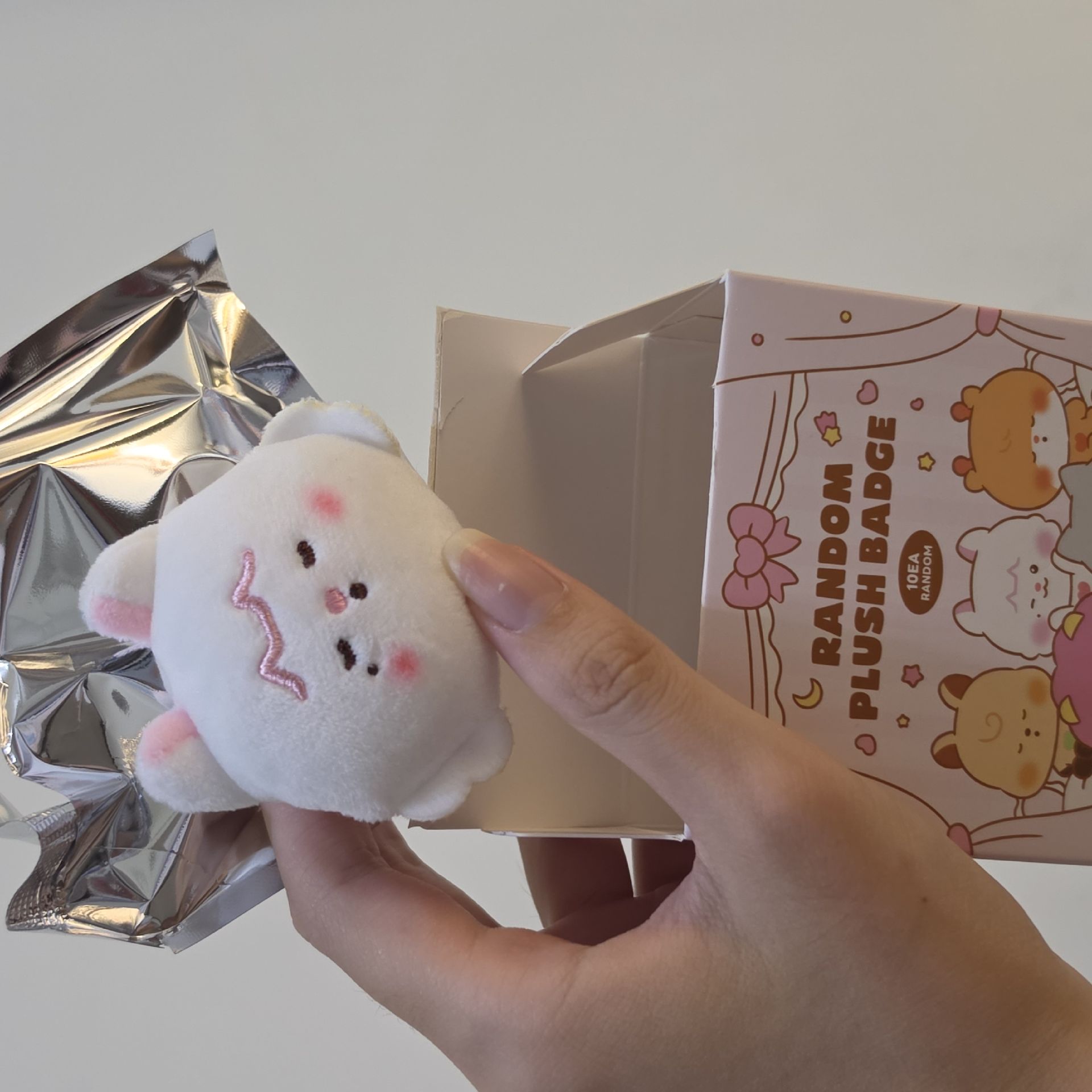 臉型完美⊹ ˖毛絨徽章 閉眼妮 僅拆封