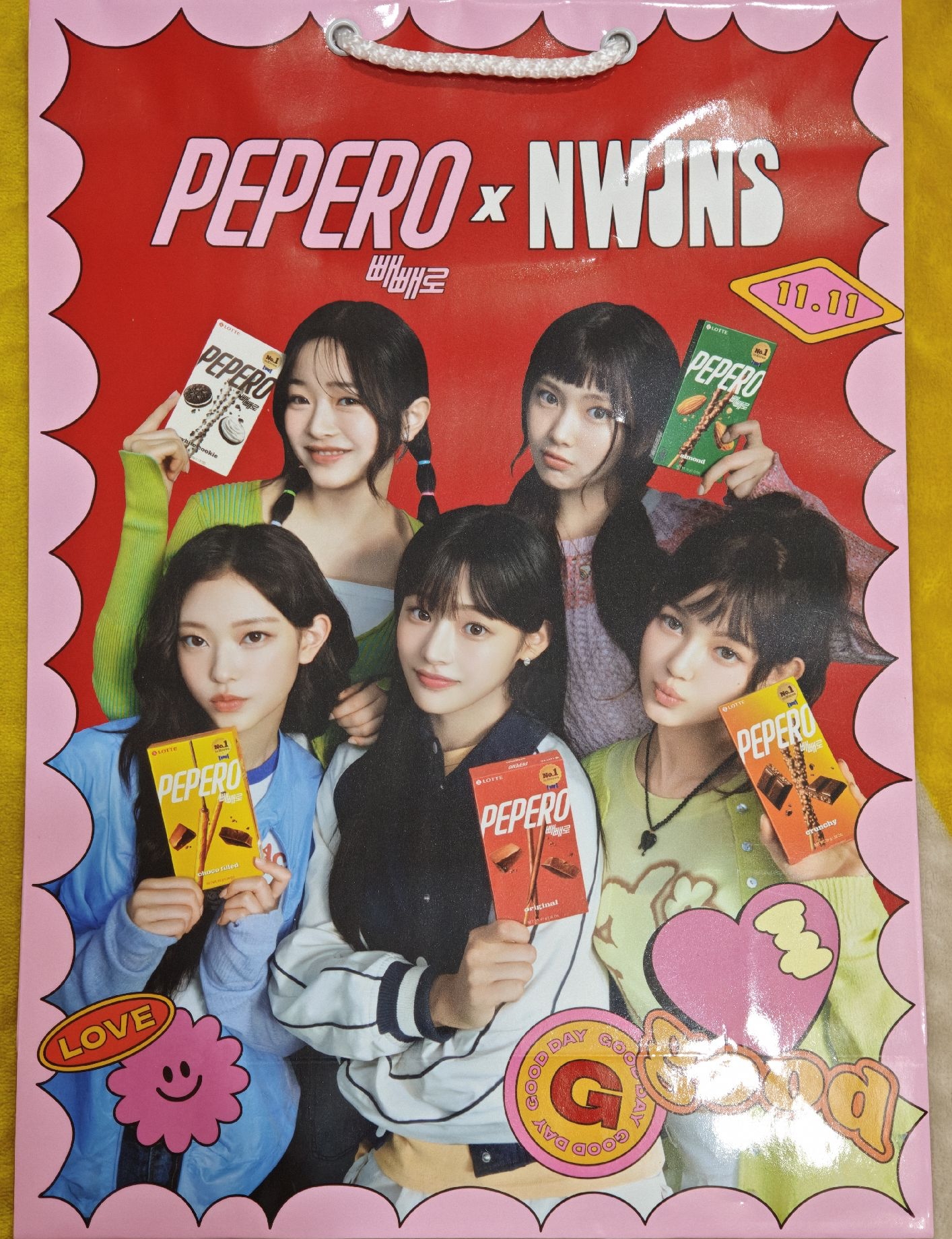 NewJeans PEPERO 快閃限量彩印提袋(尺寸約35cm x 25cm)
