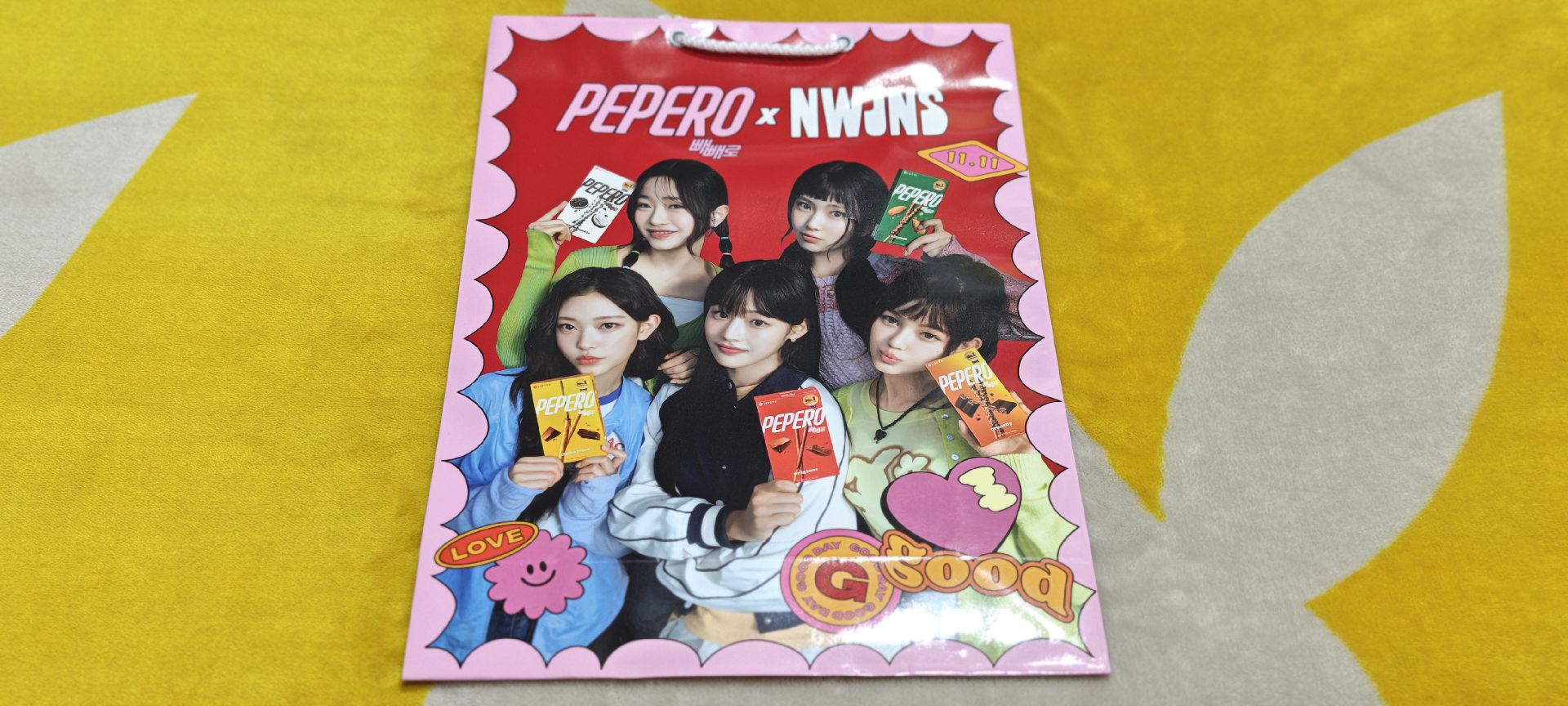 NewJeans PEPERO 快閃限量彩印提袋(尺寸約35cm x 25cm)