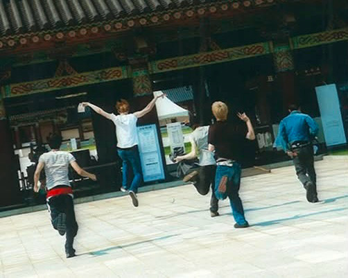 闆YI