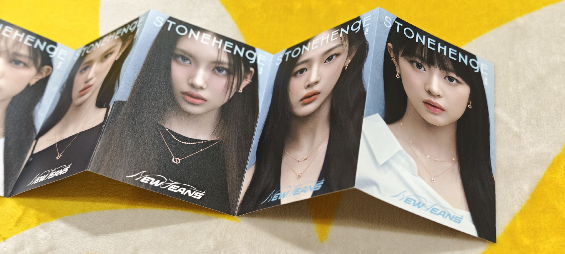 【罕見無裁切！！】NewJeans x STONEHENgE 巨石陣完整宣傳摺頁單(6面圖案皆原始連續無裁切)