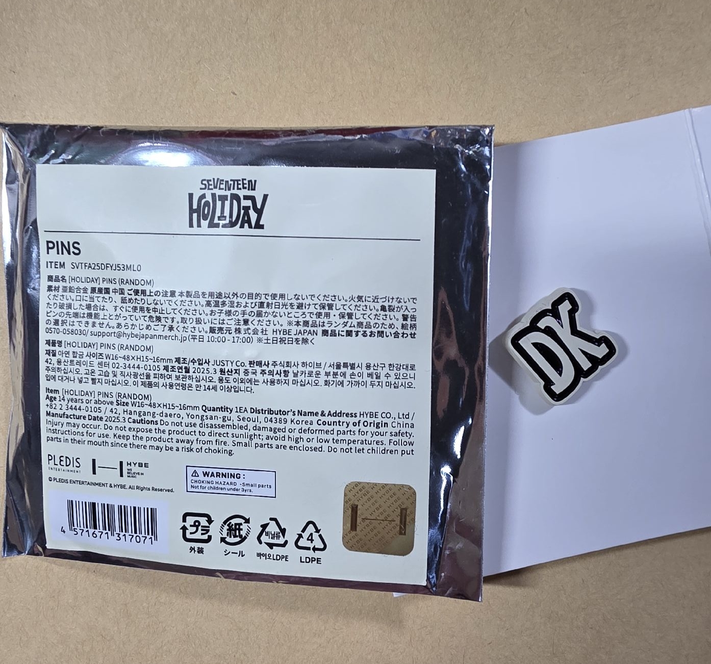 fm  HOLIDAY 徽章 碩 DK