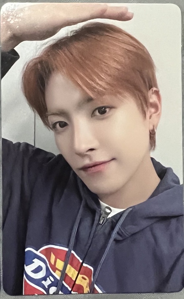 第一週卡包卡-摸頭中(左上角只是反光，可再看對光)