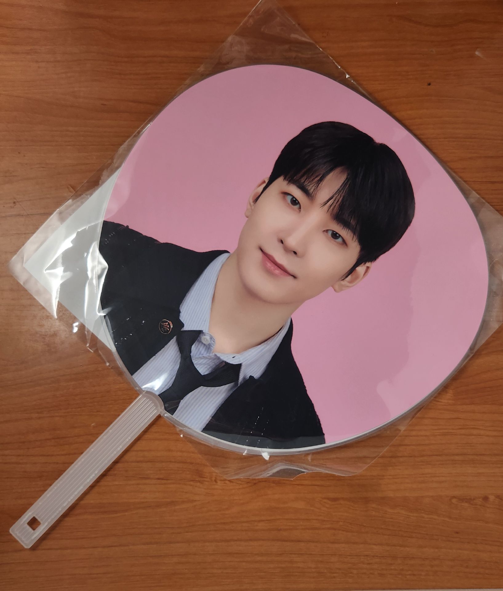 Holiday大扇、未拆卡包、立牌、徽章、扭蛋吊飾