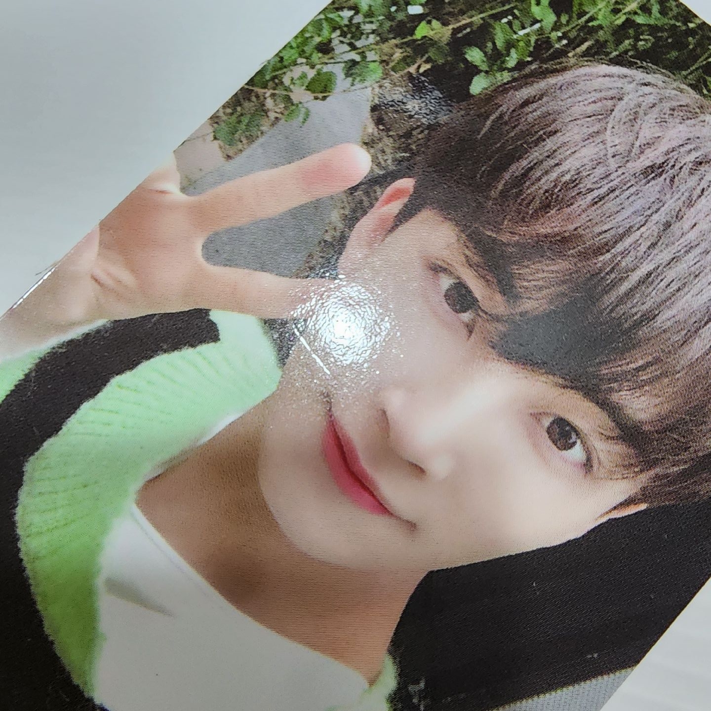 上排左1臉小痕跡