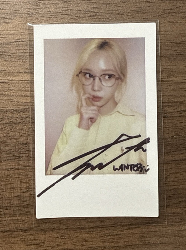 拍立得（咬手指）