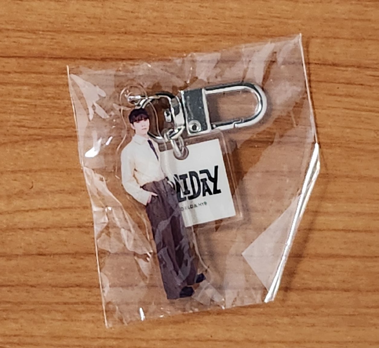 Holiday大扇、未拆卡包、立牌、徽章、扭蛋吊飾