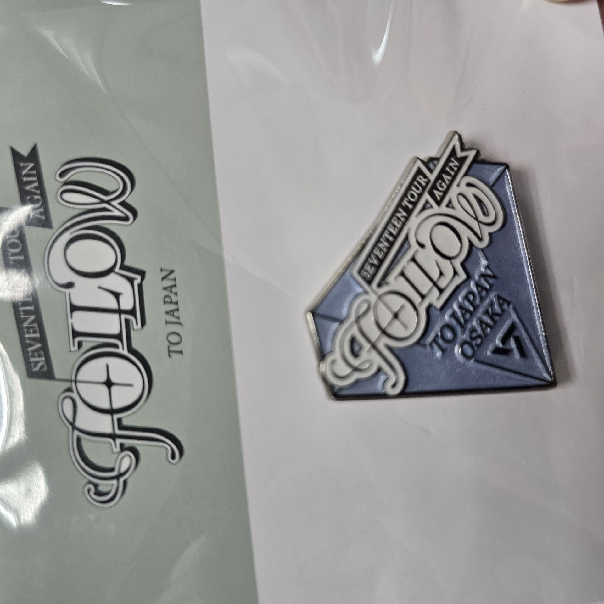 FOLLOW 別針襟章 日巡場限徽章