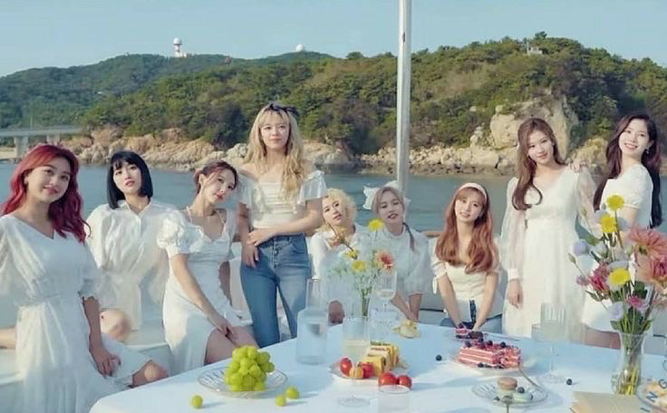 2021 SEASON’S GREETINGS:THE MOMENT FOREVER