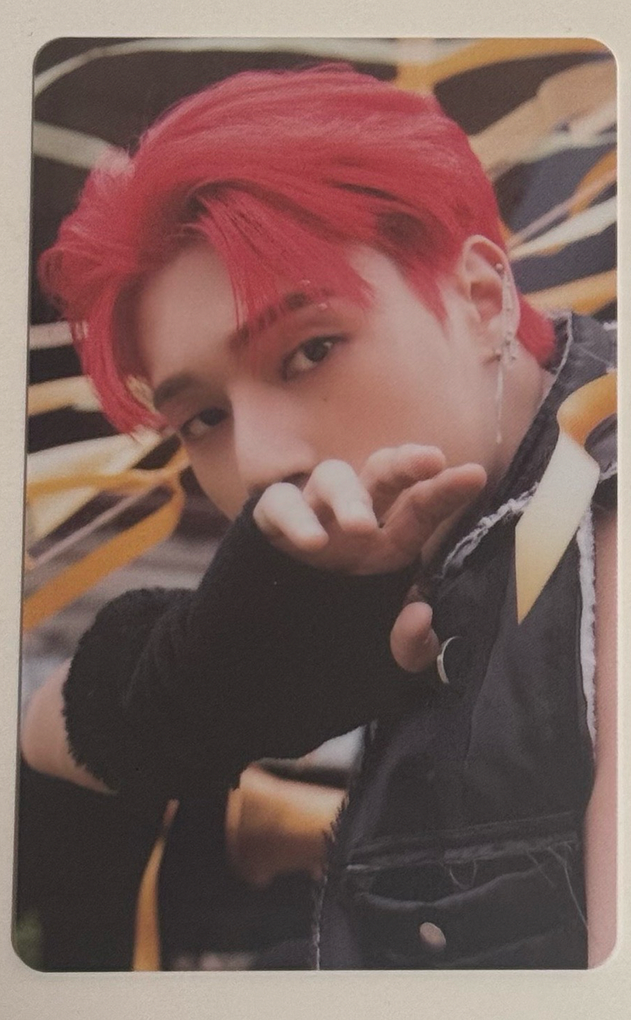 紅色狐狸咬手套