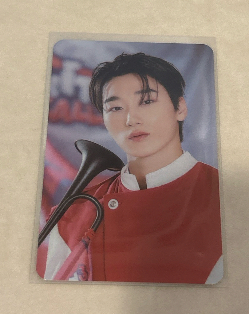 有著要拿樂器打架的氣勢