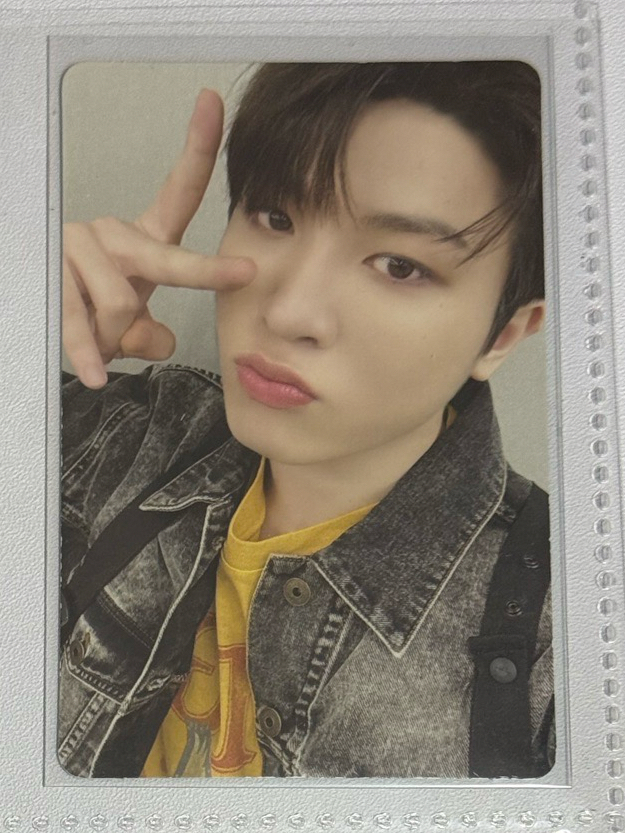 牛仔外套嘟嘴比耶