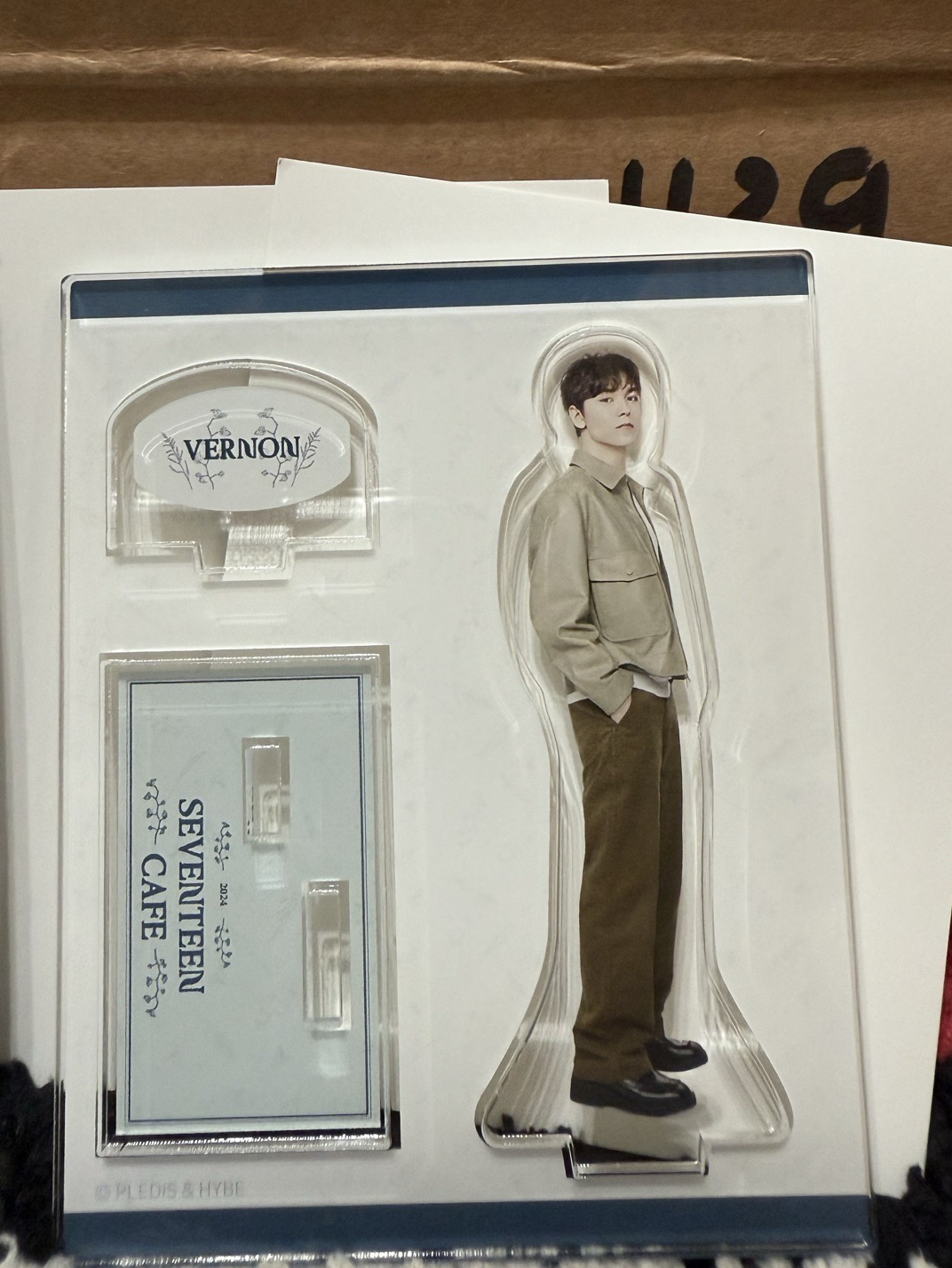 2024 seventeen cafe 壓克力立牌Vernon（幫我把帥哥帶回家ヽ( ᐛ )ノ