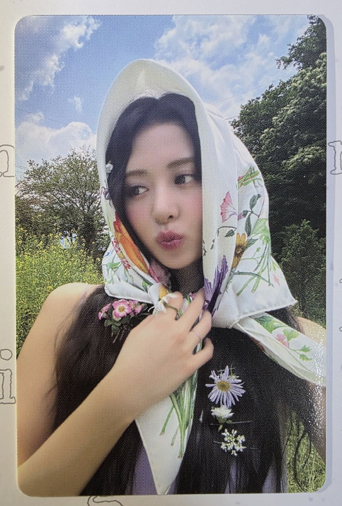 LE SSERAFIM 允真 D社雜誌卡 頭巾允